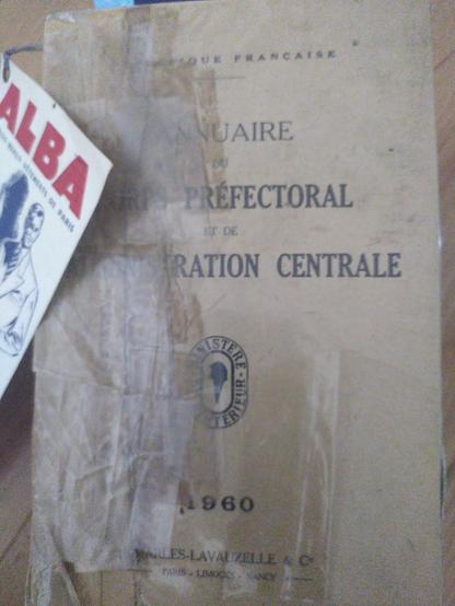Photographie de la couverture abimée avec gros scotch de l'Annuaire du corps préfectoral et de l'administration centrale du ministère de l'Intérieur (1960)