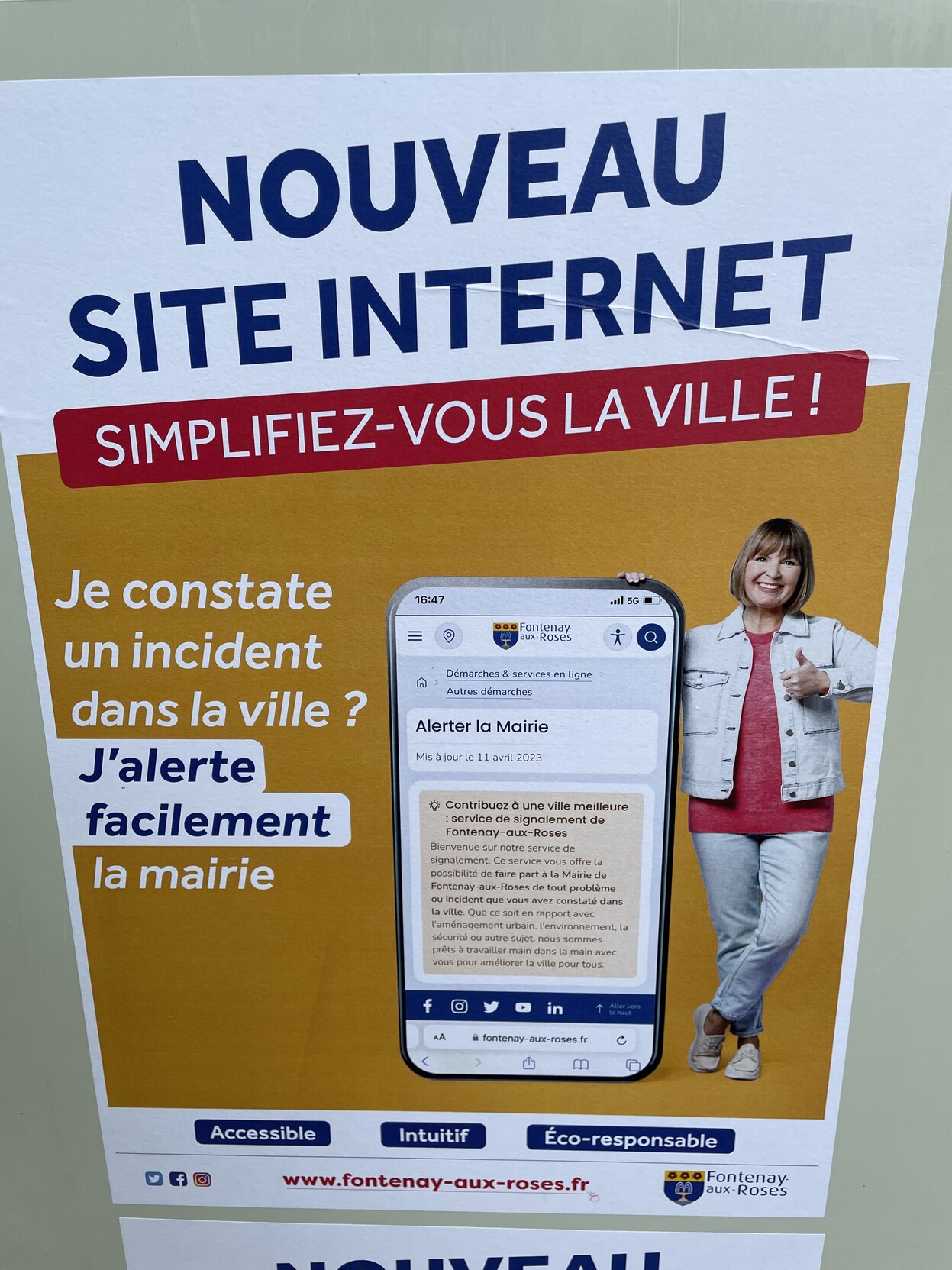 Une affiche de la ville de Fontenay-aux-Roses propose aux habitants de signaler les incidents sur son site internet 